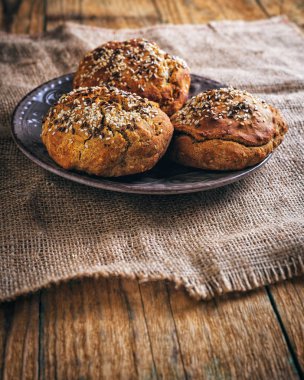Tahta masada ekmek var.