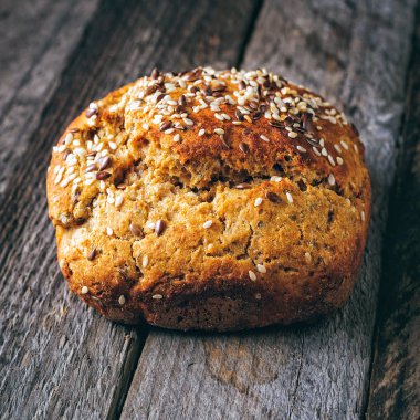 Ahşap arka plan Barbekü burger.