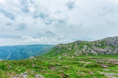 Dağ ve mavi gökyüzü beyaz bulutlar ile yeşil tepeler