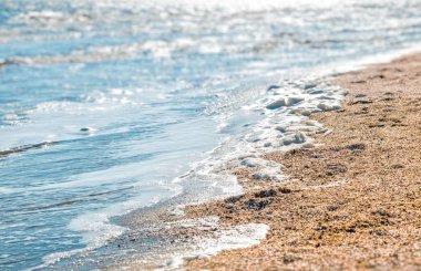 Mavi okyanus ve cennet ve arkadaki Günbatımı ile altın kum plaj.