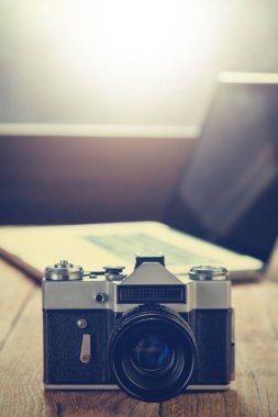 Ahşap masa arka plan Retro kamerada. Vintage fotoğraf makinesi. Geçmişte popüler olmuştu film kameralar