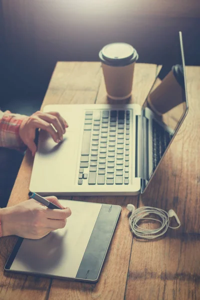 Mujeres jóvenes Profesionales Colaboradores Haciendo Grandes Soluciones de Negocio — Foto de Stock