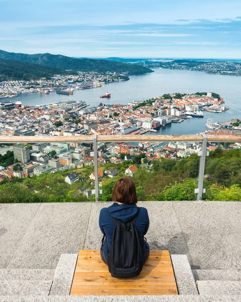 Les femmes seules avaient l'air d'avoir une vue enneigée sur la montagne Floyen, Bergen Norvège — Photo