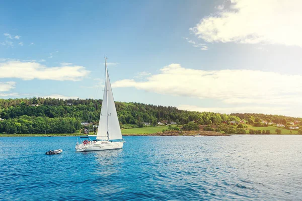 穏やかな青い海にヨットの白い帆を一人で ロイヤリティフリーのストック写真