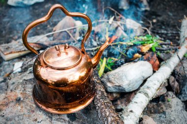 Dumanlı turist su ısıtıcısı sabah orman yanıyor