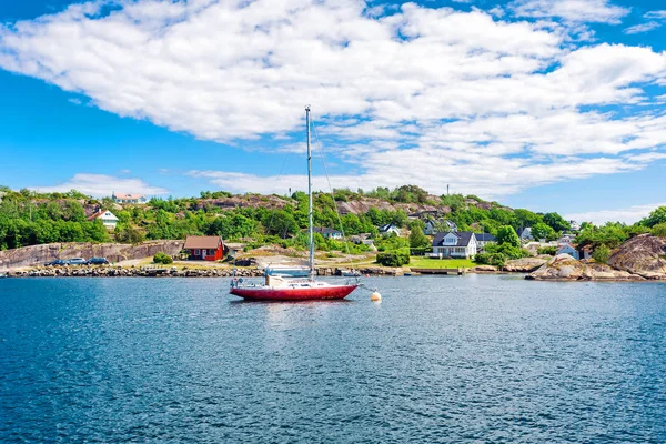 Alleen wit zeil van een zeilboot op een kalme blauwe zee — Stockfoto