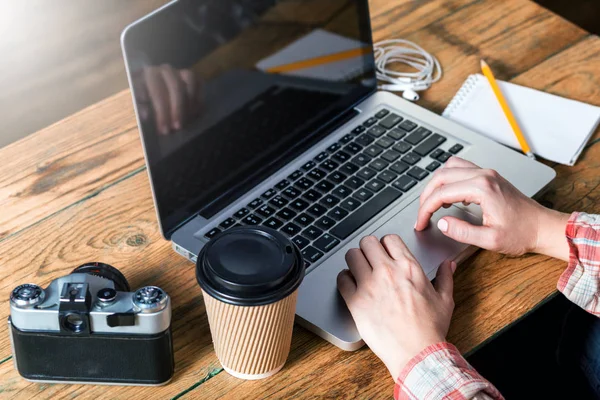 Mujeres jóvenes Profesionales Colaboradores Haciendo Grandes Soluciones de Negocio — Foto de Stock