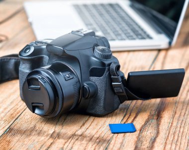 Ahşap masa arka kamera