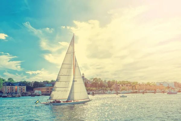 Zeilschip luxe jacht met witte zeilen in de zee. — Stockfoto