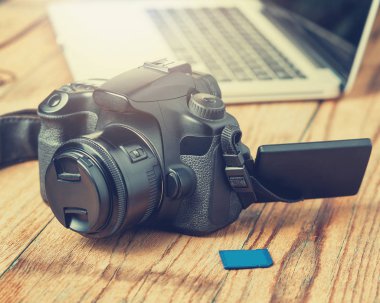 Ahşap masa arka kamera