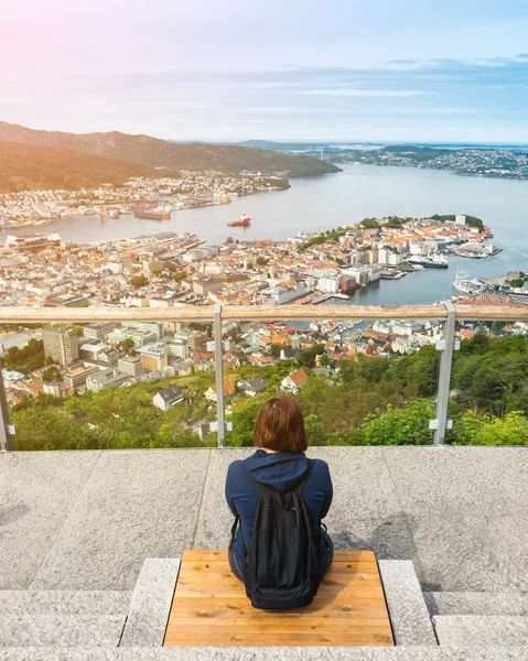 Turystycznych, oglądanie od góry Floyen, Bergen, Norwegia — Zdjęcie stockowe