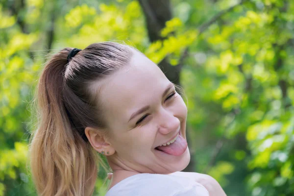 Adolescente Bonito Jovem Travesso Sorrindo Mostrando Língua Close Fundo Natureza — Fotografia de Stock