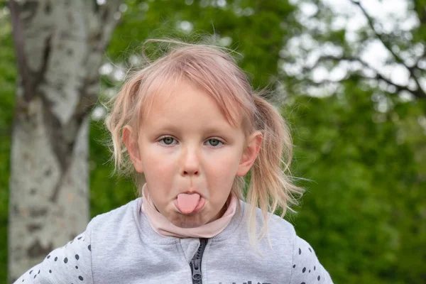 淘气的小女孩露出舌头 — 图库照片