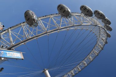 Güneşli bir günde Görkemli Londra Gözü