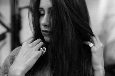 dışarıda genç güzel kız