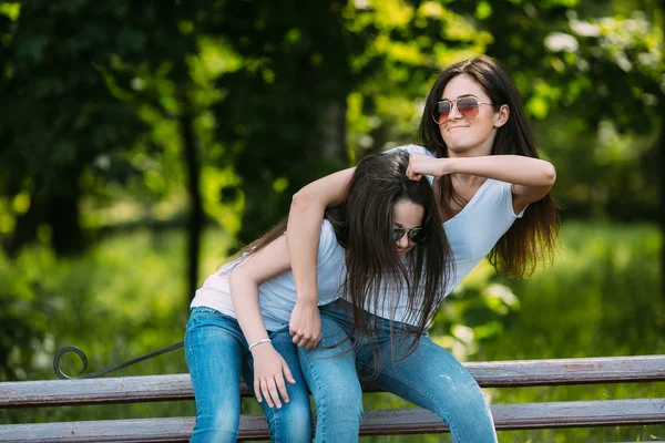 Mor och dotter i parken — Stockfoto