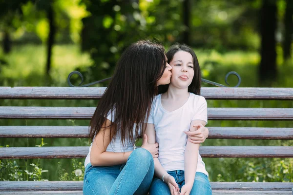 Mother and daughter in the park — Stock Photo, Image