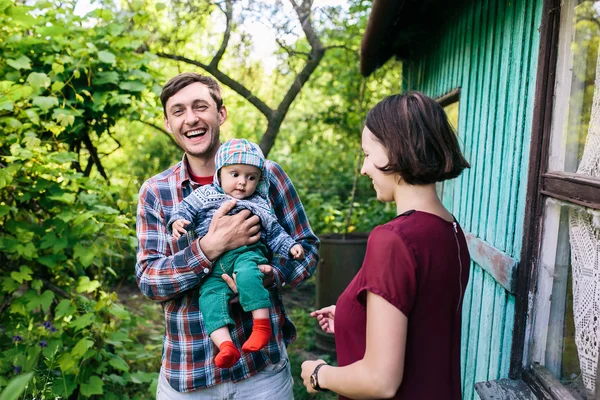 Junge Familie mit Kind in der Natur — Stockfoto