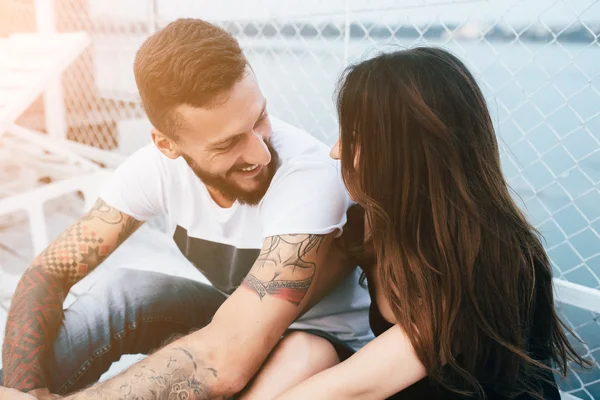 Couple hugging on pier — Stock Photo, Image