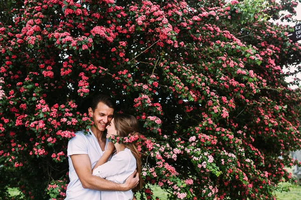 Jeune couple heureux amoureux en plein air — Photo