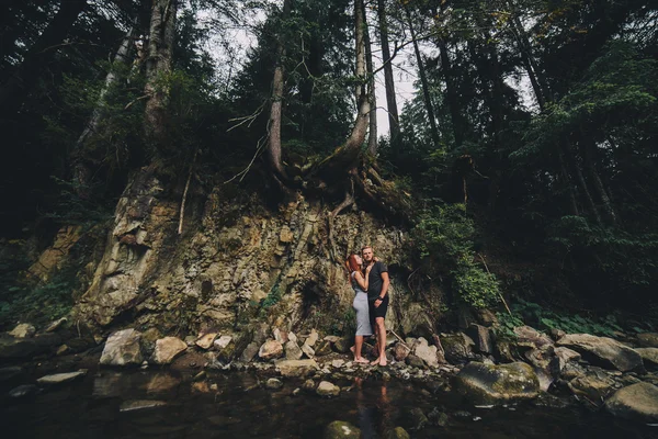 Belo casal no fundo da floresta — Fotografia de Stock