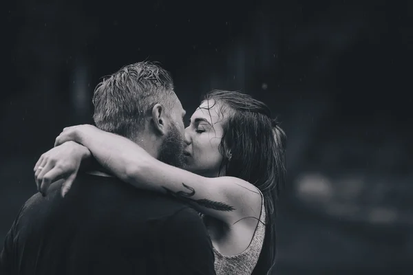 Lindo casal abraçando na chuva — Fotografia de Stock