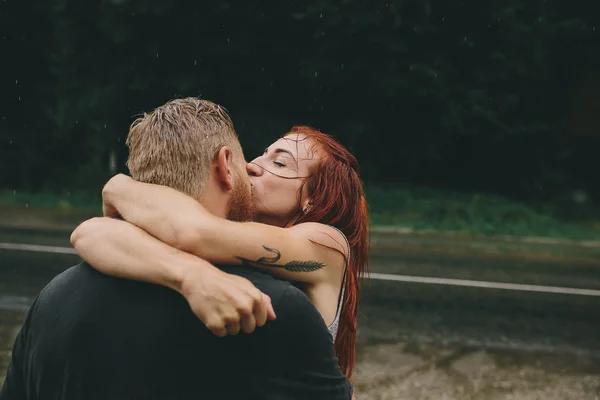 Lindo casal beijando na chuva — Fotografia de Stock