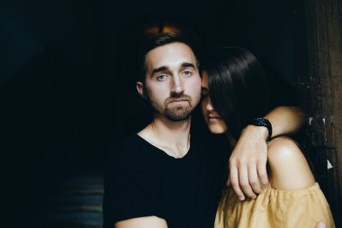 Kapının önünde poz veren çift.