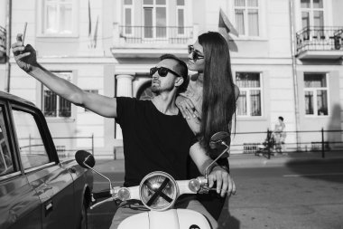 Hoş bir çift selfie bir scooter üzerinde olun.