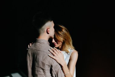 Çift birbirlerine bakacak şekilde