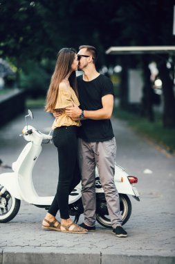 Şirin çift ile onların scooter