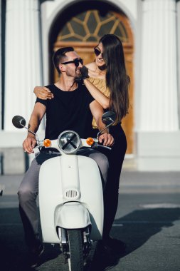 Şirin çift ile onların scooter