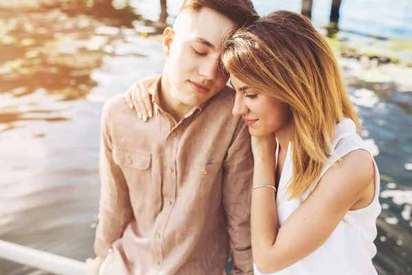 Homem e mulher posando no lago — Fotografia de Stock