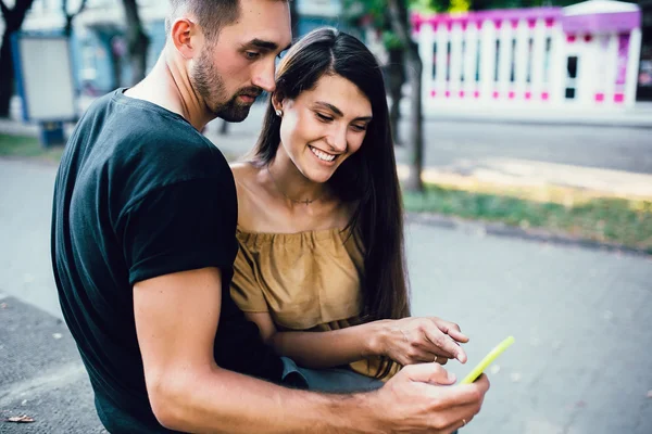 Casal assistindo algo em um telefone inteligente — Fotografia de Stock