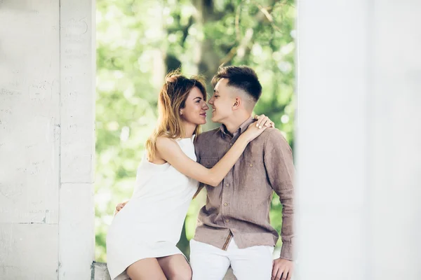 Mann und Frau im Park — Stockfoto