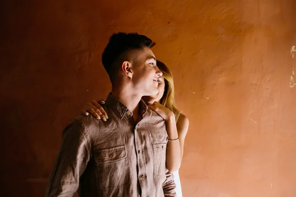Kız arkadan sarılma adam — Stok fotoğraf