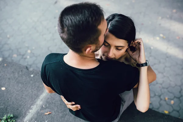 Giovane uomo e donna nel parco — Foto Stock