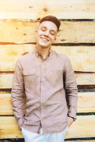 yakışıklı olan ahşap duvar arka plan üzerinde