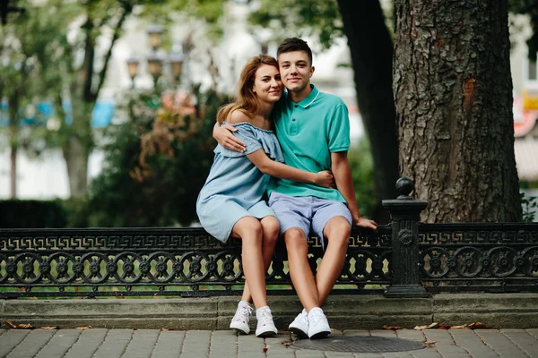 Kille och tjej i parken — Stockfoto