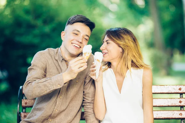 Hombre y mujer sentados comiendo helado — Foto de Stock