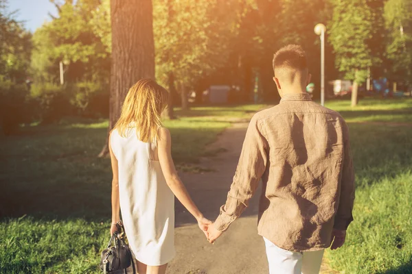 Чоловік і жінка ходять в парку — стокове фото
