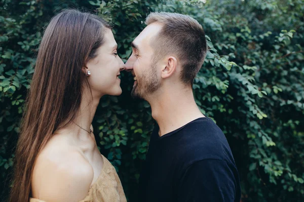 Homme et femme dans le parc — Photo