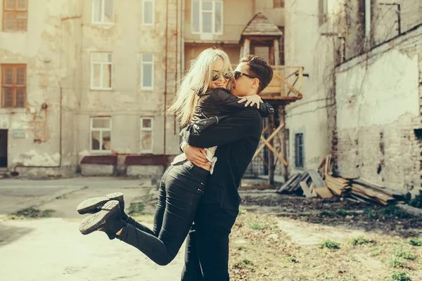 Jovem casal bonito — Fotografia de Stock