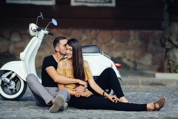 Couple mignon avec leur scooter dans la ville — Photo