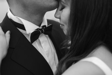 Gelin çift birbirlerine yakın