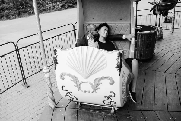 Dospělý muž a žena na karuselu — Stock fotografie