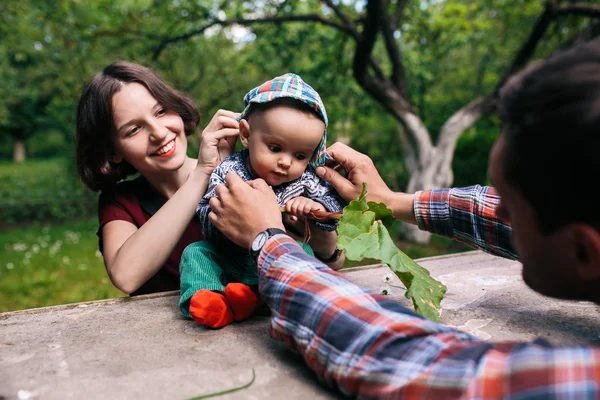 Ung familj med ett barn på natur — Stockfoto