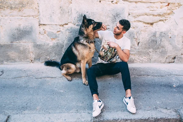 Mann und Hund posieren auf der Straße — Stockfoto