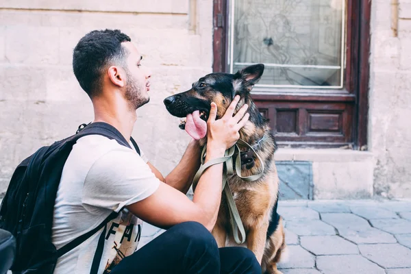 Människa och hund tittar på varandra — Stockfoto