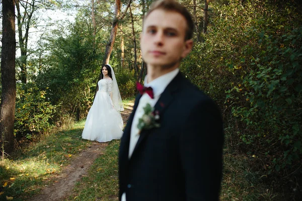 Sposo in attesa per la sposa — Foto Stock